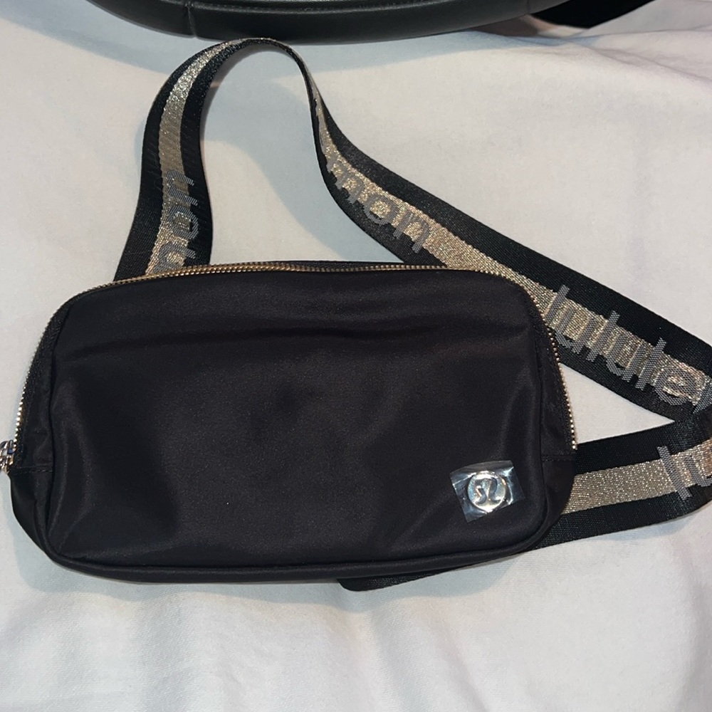 NWT Lululemon Everywhere Belt Bag - Small 1L - Black/Gold Sparkle Holiday Gift